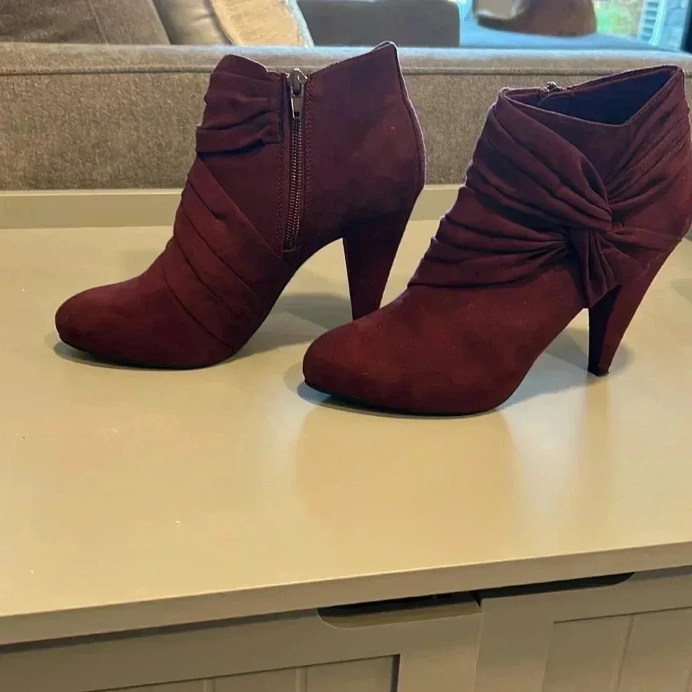 FIONI ANKLE BOOTS UPSCALE SUEDE SMOOTH SEXY BURGUNDY SLEEK SIZE 7.5 HARDLY WORN - Picture 2 of 6